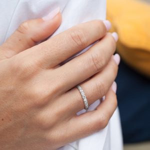 Δαχτυλίδι μισόβερο με lab-grown διαμάντια 0.65ct από λευκόχρυσο Κ18
