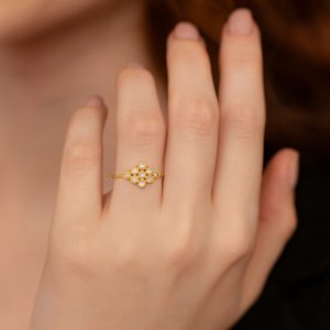 Hive diamond ring in gold with geometric design