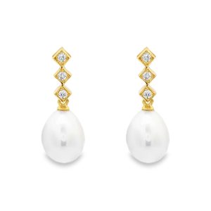 Diamond accented pearl earrings in 18k gold