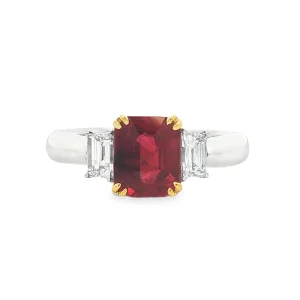 Δαχτυλίδι με Ρουμπίνι Emerald Cut και Πλαϊνά Διαμάντια από Πλατίνα